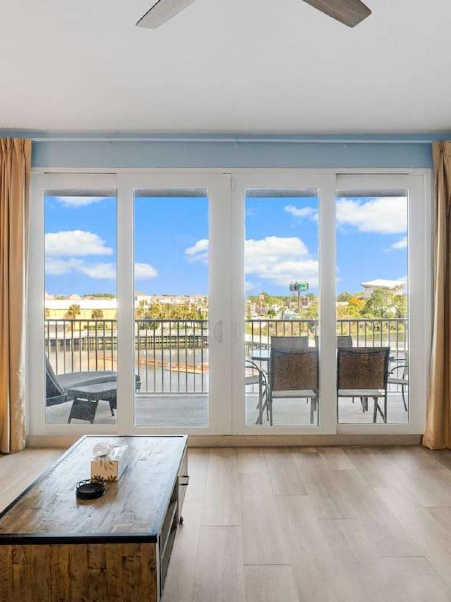 Stylish Low Floor 5 Pools Condo! Steps 2 Beach!