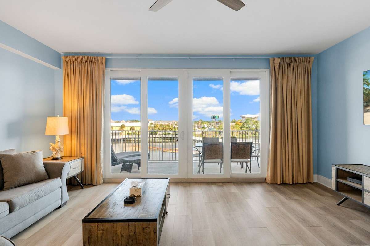 Stylish Low Floor 5 Pools Condo! Steps 2 Beach!